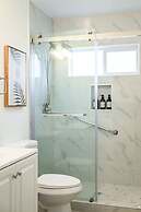 Modern Home Near Pasadena Garage Full Kitchen