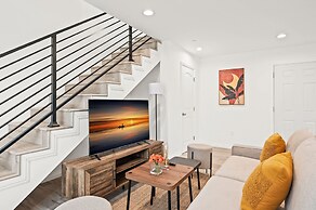 Modern Home Near Pasadena Garage Full Kitchen