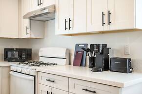 Modern Home Near Pasadena Garage Full Kitchen