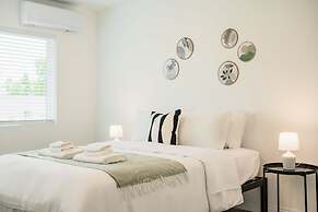 Modern Home Near Pasadena Garage Full Kitchen