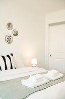 Modern Home Near Pasadena Garage Full Kitchen