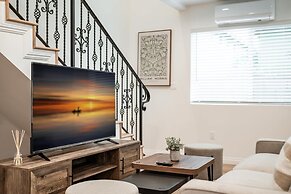 Cozy Modern Stay in Alhambra 30plus Days Welcome