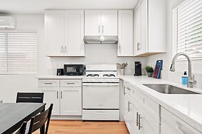 Cozy Modern Stay in Alhambra 30plus Days Welcome