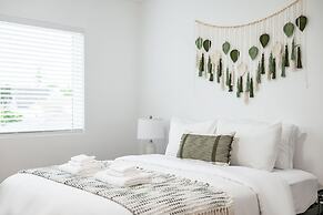 Cozy Modern Stay in Alhambra 30plus Days Welcome