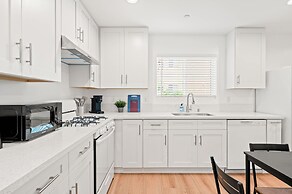 Cozy Modern Stay in Alhambra 30plus Days Welcome