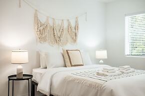 Cozy Modern Stay in Alhambra 30plus Days Welcome