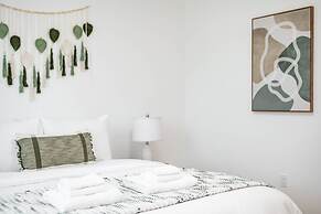 Cozy Modern Stay in Alhambra 30plus Days Welcome