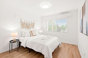 Cozy Modern Stay in Alhambra 30plus Days Welcome