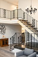 Luxury Hilltop Stay Pool Views Sleeps Many