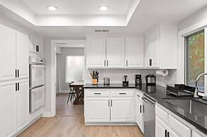 Luxury Hilltop Stay Pool Views Sleeps Many