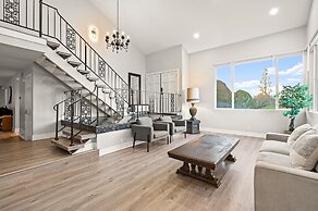 Luxury Hilltop Stay Pool Views Sleeps Many