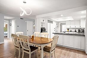 Luxury Hilltop Stay Pool Views Sleeps Many