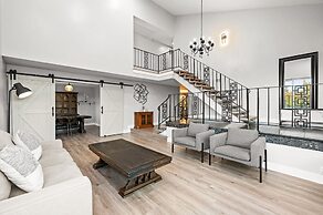 Luxury Hilltop Stay Pool Views Sleeps Many