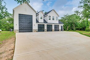 6 Mi to Lake Somerville: Barndominium on 20 Acres
