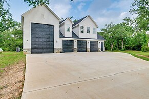6 Mi to Lake Somerville: Barndominium on 20 Acres