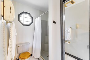 Bike, Fish, Golf & More: Stately Tudor in Mogadore