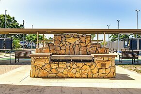 10 Mi to Beaches: Home w/ Pool Access in Largo!