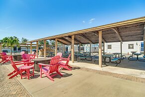 10 Mi to Beaches: Home w/ Pool Access in Largo!