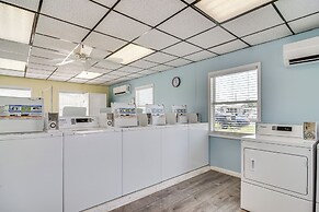 10 Mi to Beaches: Home w/ Pool Access in Largo!