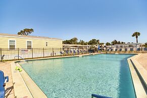 10 Mi to Beaches: Home w/ Pool Access in Largo!