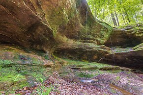 Secluded Cabin w/ Hot Tub in Hocking Hills