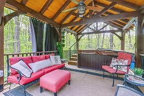 Secluded Cabin w/ Hot Tub in Hocking Hills