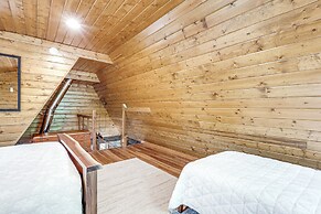 Secluded Cabin w/ Hot Tub in Hocking Hills