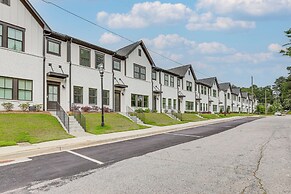 7 Mi to Dtwn: Sleek Retreat in Atlanta!