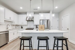 7 Mi to Dtwn: Sleek Retreat in Atlanta!