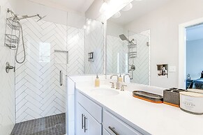 7 Mi to Dtwn: Sleek Retreat in Atlanta!