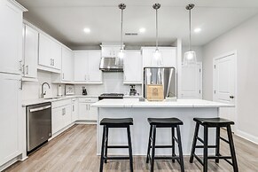 7 Mi to Dtwn: Sleek Retreat in Atlanta!