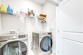 7 Mi to Dtwn: Sleek Retreat in Atlanta!