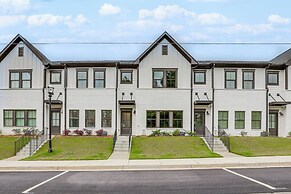 7 Mi to Dtwn: Sleek Retreat in Atlanta!