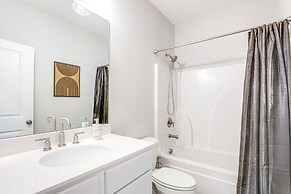 7 Mi to Dtwn: Sleek Retreat in Atlanta!