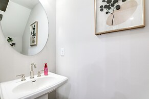 7 Mi to Dtwn: Sleek Retreat in Atlanta!