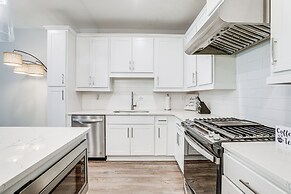 7 Mi to Dtwn: Sleek Retreat in Atlanta!