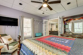 Spacious Yard & Bbq: Chic Escape in Lawrenceville!