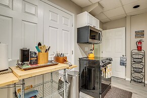 Spacious Yard & Bbq: Chic Escape in Lawrenceville!