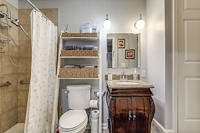 Spacious Yard & Bbq: Chic Escape in Lawrenceville!