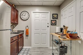 Spacious Yard & Bbq: Chic Escape in Lawrenceville!