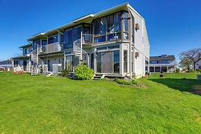 Boat Slip & Pool Access: Oak Harbor Haven!