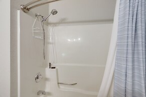 Boat Slip & Pool Access: Oak Harbor Haven!