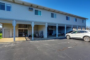 Boat Slip & Pool Access: Oak Harbor Haven!