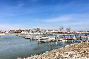 Boat Slip & Pool Access: Oak Harbor Haven!