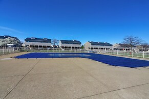 Boat Slip & Pool Access: Oak Harbor Haven!