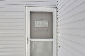 Boat Slip & Pool Access: Oak Harbor Haven!