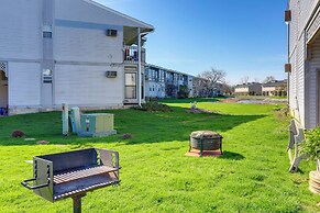 Boat Slip & Pool Access: Oak Harbor Haven!