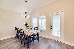 1 Mi to Splash Kingdom Air Patrol: Home w/ Patio!