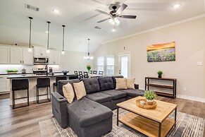 1 Mi to Splash Kingdom Air Patrol: Home w/ Patio!