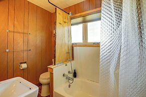 < 1 Mi to Tuttle Creek Lake: Cabin w/ 2 Kayaks!